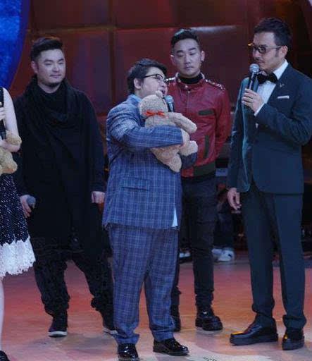费翔母子爆料视频,亲情纠葛与演艺生涯幕后真相