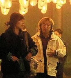黄渤爆料大爷视频播放在线观看,大爷神操作视频全网疯传，在线观看引热议！